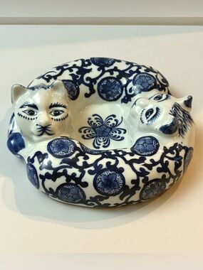 VTG Chinoiserie Blue & White Chinese Porcelain Bowl Curled Dual Cat Figurine 8”